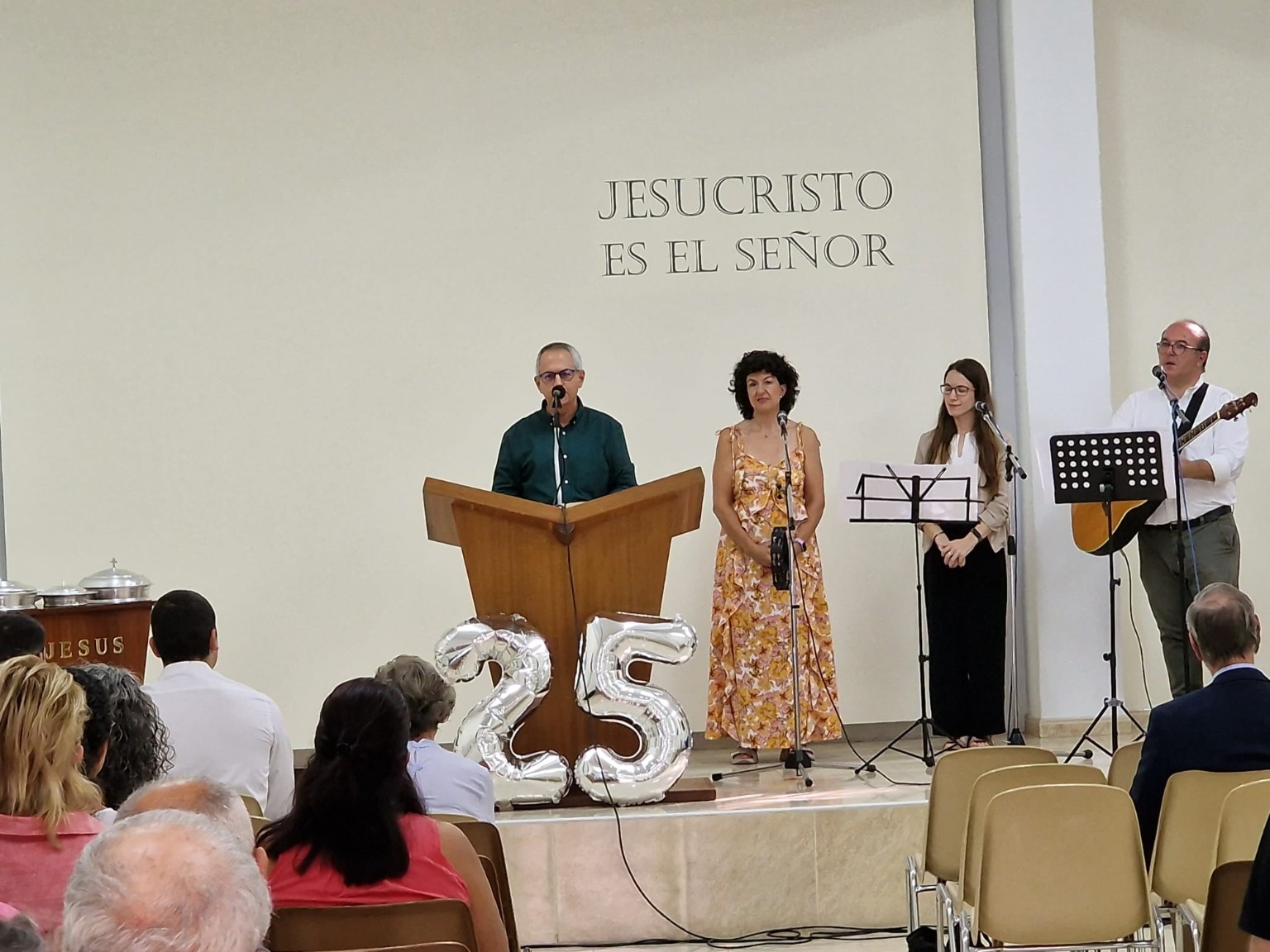 La congregación reunida durante la alabanza